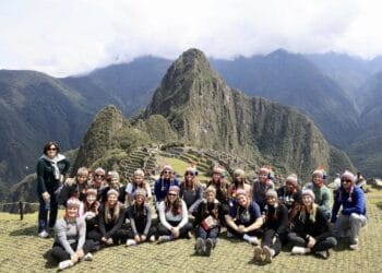 Student nurses offer clinic in Peru