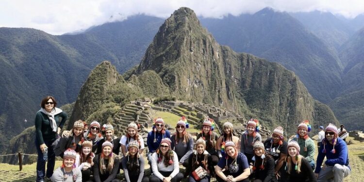 Student nurses offer clinic in Peru